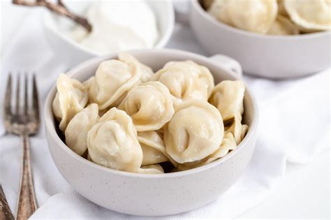  Pelmeni z cielęciną – Zapachowa pierożkowa uczta, która rozpływa się w ustach niczym kremowy obłok!