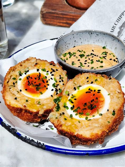  Scotch Egg - Niebiański Delikates z Chrupiącym Krokiem i Rozpływającym się Żółtkiem!