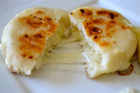   Arepas de Queso: Smaczne, Ziołowe Kieszonki Pełne Serowego Rozpływu!