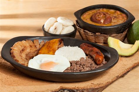  Bandeja Paisa: Zapach Słonecznej Kolumbii i Ostre Smaki Andów w Jednym Daniu!