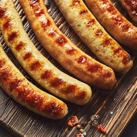  Bratwurst z Frankfurtem: Klasyczny smakołyk w pikantnej i kremowej panierce!