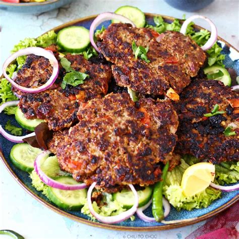  Chapli Kebab - Odkryj pikantne połączenie wołowiny z aromatycznymi ziołami i chrupiącym sosem!