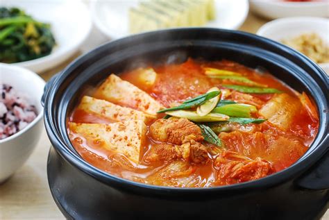  Jjigae Dwaeji z Gyeongju: Zupa Mięsna, Która Rozgrzeje Cię od Wewnątrz i Uwiódzie Twoje Zmysły!