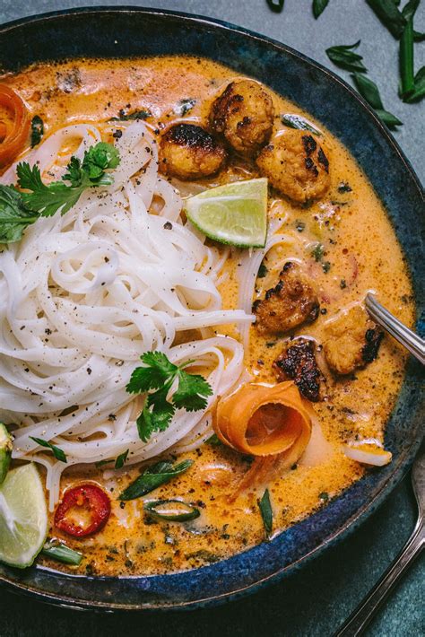  Khao Soi: Intensywne curry z rijstnoedels en romige kokosmelk!