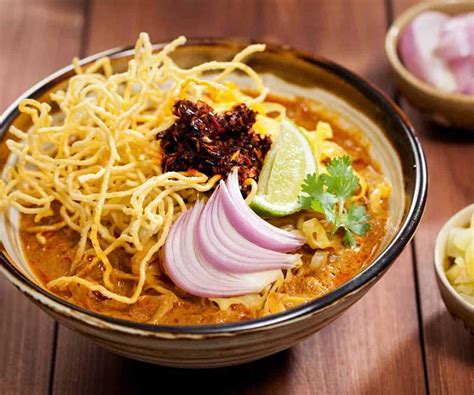  Khao Soi: Zapach Curry Spotyka Słodycz Kokosowego Mleka!