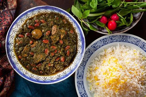  Khoresht-e Ghormeh Sabzi: Niebiański aromat pikantnych ziół i kremowa konsystencja fasoli!