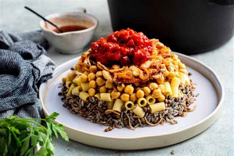  Koshari: Podróżą w czasie smaku z pikantnymi nutami i aromatami tradycji!