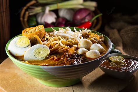  Laksa Johor: Zupa kremowa z intensywnym smakiem curry i pikantną nutą!