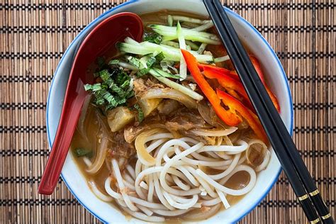  Laksa Penang: Spiced Coconut Broth Meets Tangy Noodles For a Flavorful Fiesta