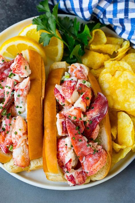  Lobster Roll: Świeże Owoce Morza Spotkane z Chrupiącym Bułką!