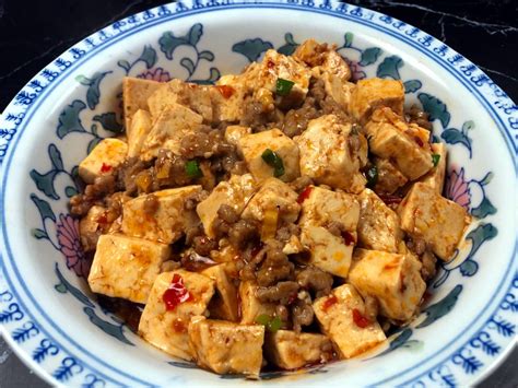  Mapo Tofu: Czy Ostre Smaki Twy w Przyjemnym Zapachu Szechuańskiej Pieprzu?