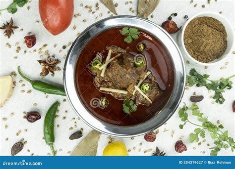  Nihari: Wspaniałe połączenie aromatycznych przypraw i rozpływającego się w ustach mięsa!