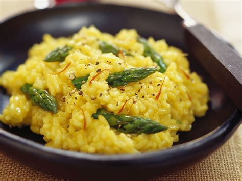  Saffron Risotto - A Creamy Symphony of Flavor and Texture That Will Transport You to Zenit's Culinary Paradise!