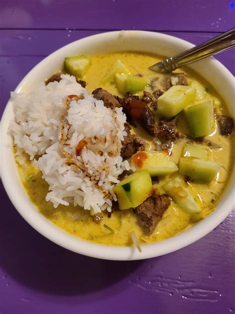  Soto Betawi: Pikantne Curry z Wspaniałym Aromatem Kokosowym i Miękisiem Kwiatów Bananowca!